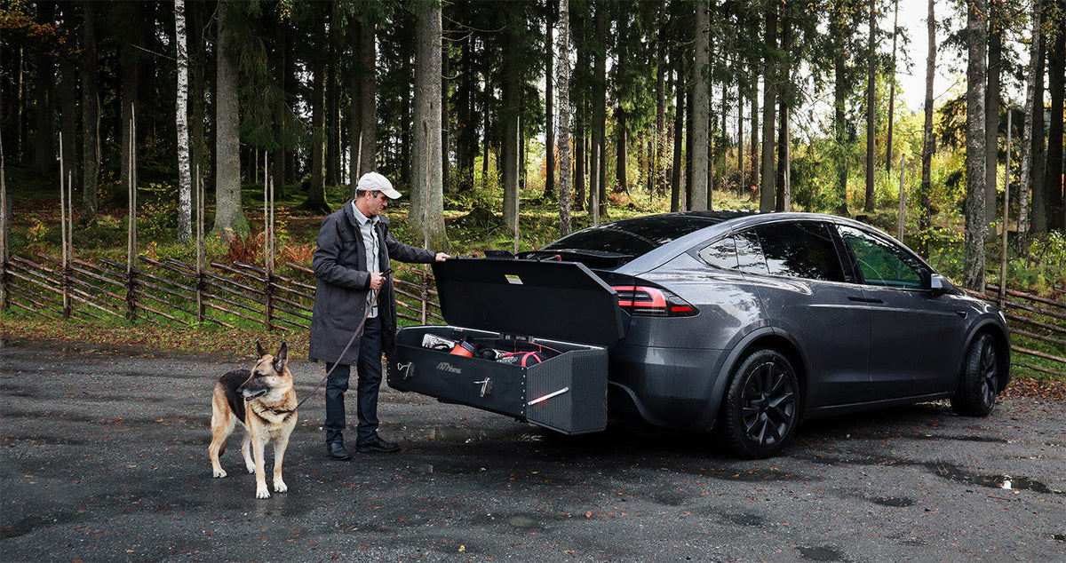 Auto se zadním boxem IXTAbox na tažném zařízení v podzimní krajině
