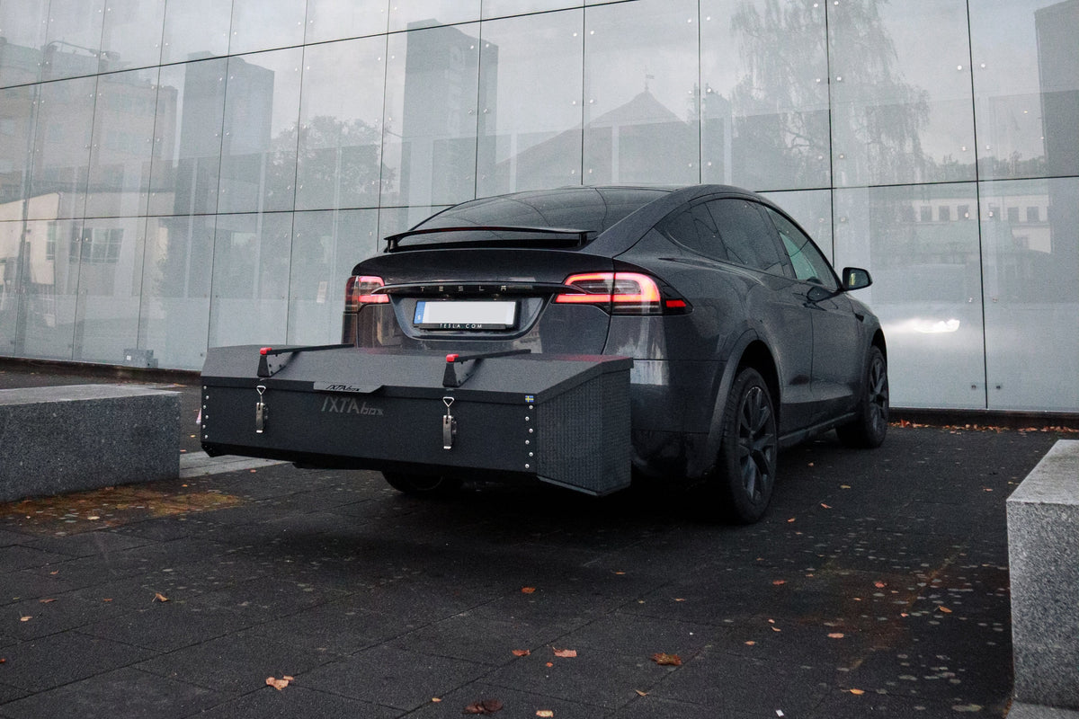 Tesla med en IXTAbox monteret på anhængertrækket