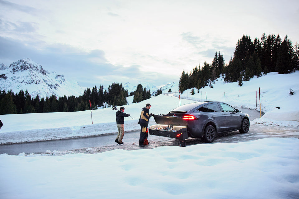 Bil med en IXTAbox på dragkroken i snöigt fjällandskap